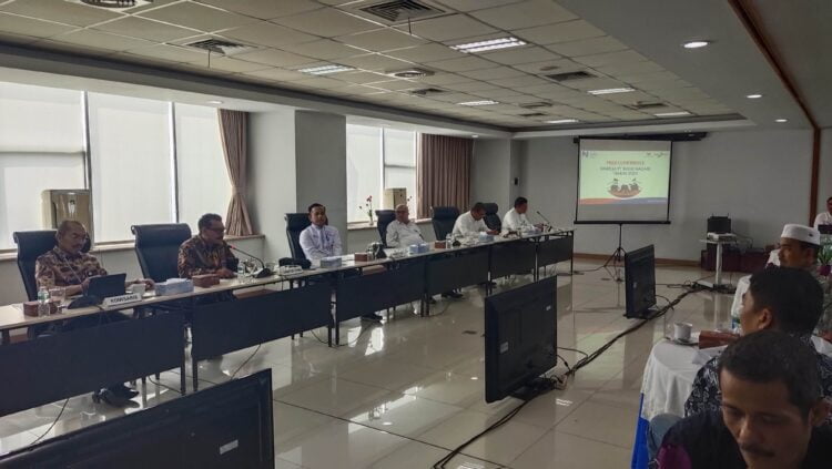 Direktur Utama Muhamad Irsyad menyampaikan kinerja Bank Nagari 2023 di Aula Lantai 4 Kantor Pusat bank itu Jalan Pemuda No.21 Padang, Jumat (2/2). AFRIANITA