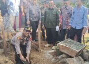 Peduli Sesama, Kapolsek V Kaum Ikut Letakkan Batu Pertama Rumah Warga