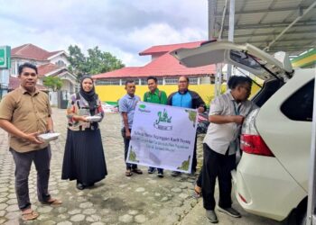 Pegadaian Pekanbaru Bagikan Paket Makanan Lewat Program Mengetuk Pintu Langit