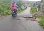 Dilewati Ratusan Pengendara, Jalur Alternatif di Panyalaian Ditambal Warga dengan Papan