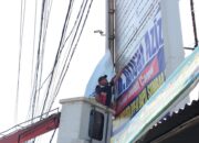 Hari Kedua Masa Tenang, KPU dan Bawaslu Pariaman Tertibkan APK Pemilu 2024