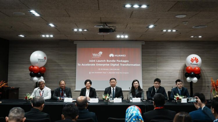 Dari kiri ke kanan : Direktur Network & IT Solustion Telkom Herlan Wijanarko, Direktur Keuangan & Manajemen Risiko Telkom Heri Supriadi, Direktur Enterprise Business Telkom FM Venusiana beserta jajaran manajemen Huawei dalam acara penandatanganan kerja sama untuk percepatan adopsi pemanfaatan Artificial Intellingence (AI) untuk dunia usaha antara Telkom dan Huawei, dalam acara Mobile World Congress 2024 di Barcelona, beberapa waktu lalu. IST