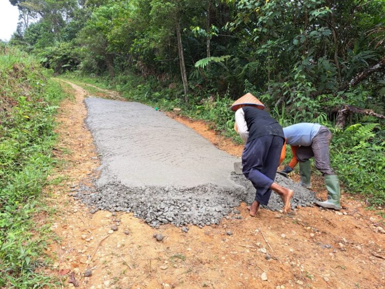 Pengerjaan betonisasi Jalan Ladang Gaduik Ketek Koto Baru sepanjang 2 km dengan lebar 3,5 meter yang pembangunannya, didukung oleh PT Semen Padang.