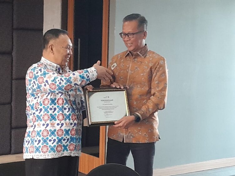 Direktur Utama PT Semen Padang Indrieffouny Indra menerima penghargaan saat kegiatan Kick Off Audit Stunting 2024 di Jakarta, Selasa (16/1). IST