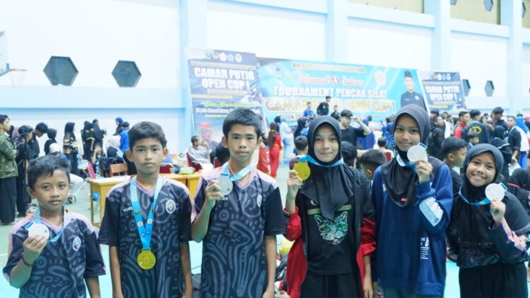 Enam siswa MTsS Luki yang berhasil meraih medali pada Kejuaraan Pencak Silat Camar Putih Open. IST