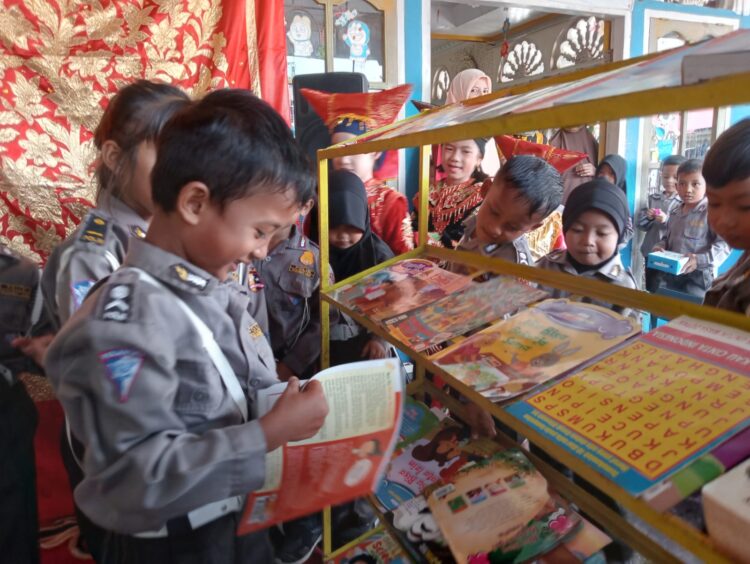 Murid TK Waladar Rasyid tenngah membaca buku di Pustaka Brilian Smart. IST