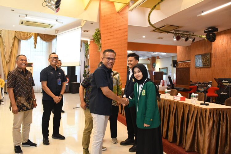 Direktur Utama (Dirut) PT Semen Padang Indrieffouny Indra membuka secara resmi program Magang Generasi Bertalenta (MAGENTA) PT Semen Padang Batch 2 Tahun 2024 di Wisma Indarung, Kamis (1/2). IST