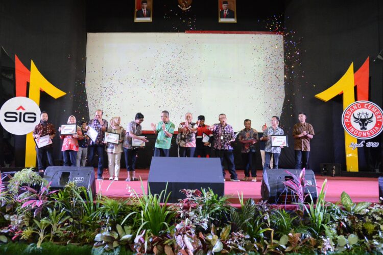 PT Semen Padang menggelar Seminar Bulan Keselamatan dan Kesehatan Kerja (K3) Nasional Tahun 2024 dengan tema Budayakan K3, Sehat dan Selamat dalam Bekerja, Terjaga Keberlangsungan Usaha, di Gedung Serba Guna (GSG) PT Semen Padang itu, Jumat (16/2). IST