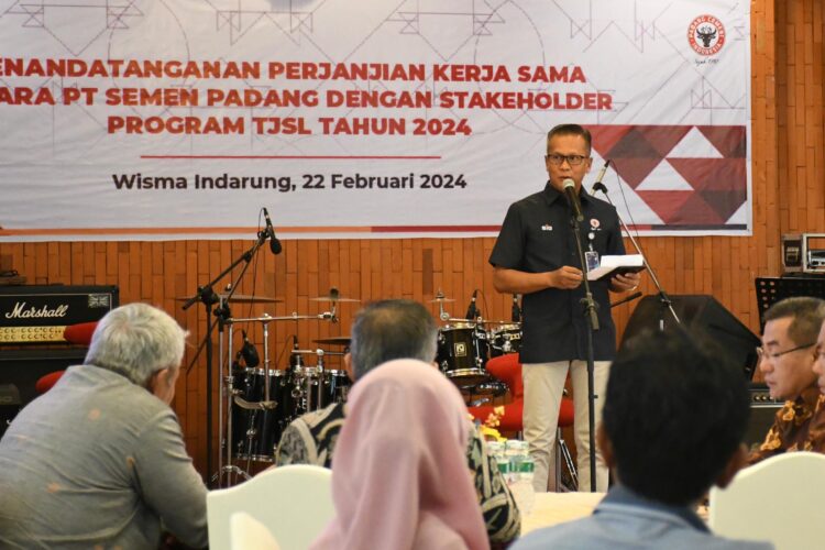irektur Utama PT Semen Padang, Indrieffouny Indra memberikan sambutan saat penandatanganan PKS TJSL 2024. IST