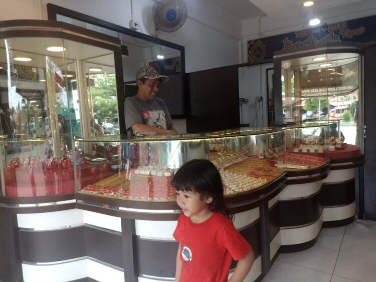 Suasana di Toko Emas Berkah yang berlokasi di Pasar Nanggalo Kota Padang, Rabu (14/2). YESI