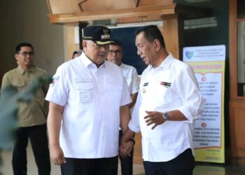 Wali Kota Solok Serahkan Bantuan untuk Korban Banjir Pessel