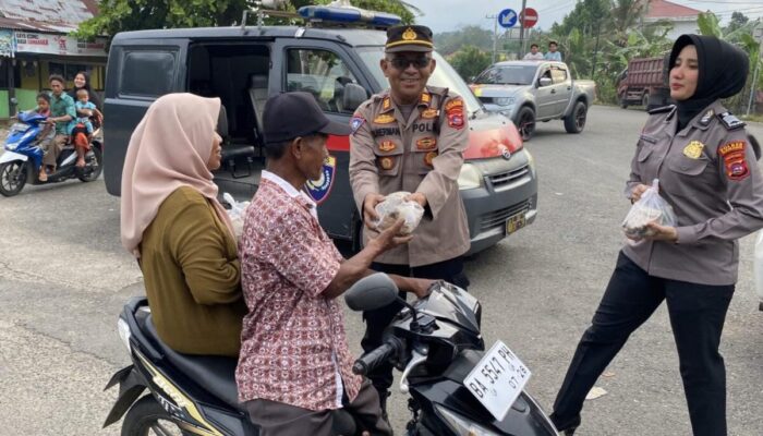 Sampaikan Pesan Kamtibmas, Satbinmas Polres Sijunjung Berbagi Takjil Ramadan Pada Pengguna Jalan