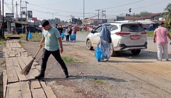 ASN Dharmasraya Pungut Sampah Sepanjang Jalinsum, Peringati Hari Peduli Sampah Nasional