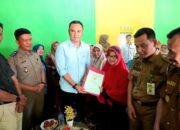 Dukung Peningkatan Legalitas Lahan Petani, 99 Sertifikat Tanah Diserahkan Bupati Sijunjung