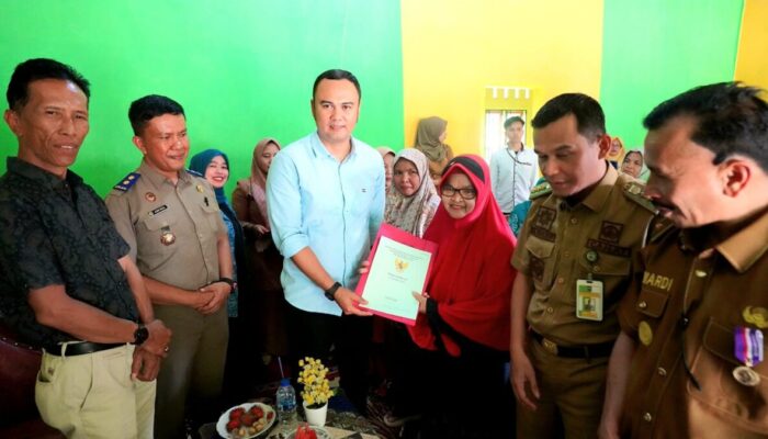 Dukung Peningkatan Legalitas Lahan Petani, 99 Sertifikat Tanah Diserahkan Bupati Sijunjung