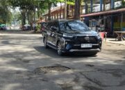 Jalan Berlubang Dekat Pantai Gandoriah, Pengendara Harus Waspada