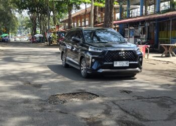 Jalan Berlubang Dekat Pantai Gandoriah, Pengendara Harus Waspada