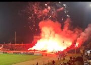 Flare Menyala di GHAS, Laga Semen Padang VS PSBS Biak Berakhir Ricuh