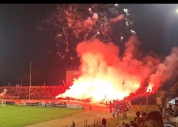 Flare Menyala di GHAS, Laga Semen Padang VS PSBS Biak Berakhir Ricuh