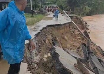 Padang-Painan Lumpuh Total, Satu Unit Mobil Masuk Sungai di Barung-Barung Belantai