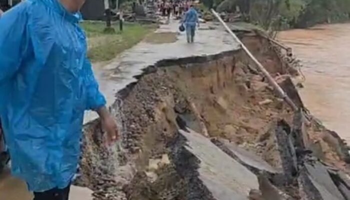 Padang-Painan Lumpuh Total, Satu Unit Mobil Masuk Sungai di Barung-Barung Belantai