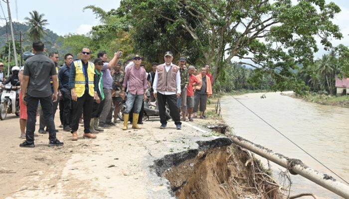 Usai Dikunjungi Gubernur Mahyeldi, Seluruh Ruas Jalan Nasional yang Terban di Pesisir Selatan Bisa Dilalui Kembali