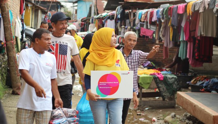 Indosat Salurkan Bantuan Bagi Warga Terdampak Banjir di Padang