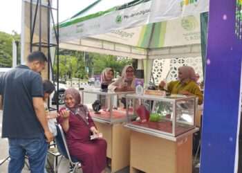 Nasabah yang melakukan transaksi pembelian di bazar emas Festival Ramadan Pegadaian Area Padang, Kamis (14/3). YESI