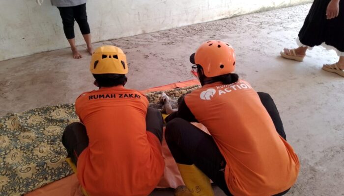 Relawan Rumah Zakat Bersama Tim SAR Gabungan Evakuasi Jenazah Korban Banjir Bandang dan Longsor Pesisir Selatan