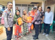 Kapolsek V Kaum Serahkan Paket Sembako Pada Jumat Curhat