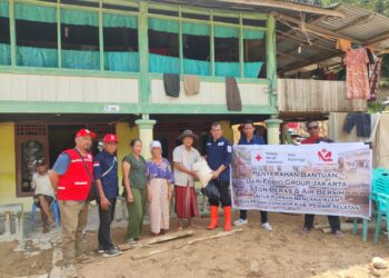3 Ton Beras dan Sembako Disalurkan PMI ke Warga Pesisir Selatan yang Terdampak Banjir dan Longsor