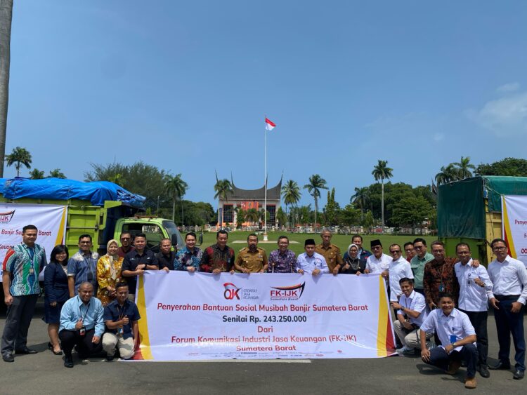 Ketua FK-IJK Sumbar Gusti Candra dan Wagub Audy Joinaldy usai penyerahan bantuan senilai Rp243.250.000 untuk korban banjir di Pessel, Selasa (19/3). DOK AFRIANITA