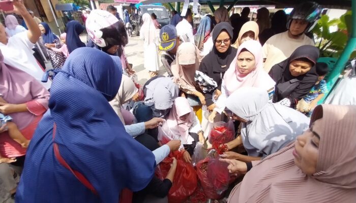 Cabai Merah Diserbu Warga pada Operasi Pasar Murah di Sawahlunto