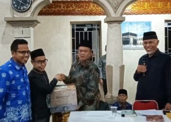 Safari Ramadan bersama Gubernur, KI Sumbar Salurkan Sedekah Al Quran di Masjid Raya Lubuk Pandan