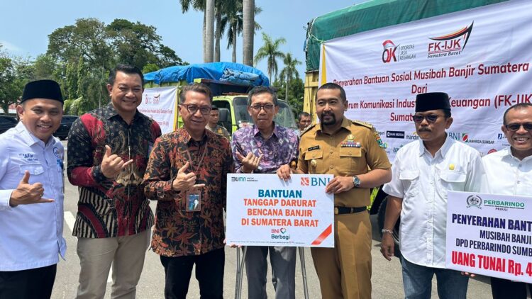 Bank Negara Indonesia (BNI) Wilayah 02 area Sumbar Riau Kepri turut berpartisipasi memberikan bantuan untuk korban banjir di Pesisir Selatan melalui Forum Komunikasi Industri Jasa Keuangan (FK-IJK) Sumbar. DOK AFRIANITA