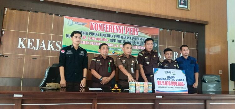 Kejari Pasaman Barat eksekusi uang pengganti perkara RSUD Rp5 miliarKejari Pasaman Barat Muhammad Yusuf Putra didampingi Kepala Seksi Pidana Khusus Andita  dan penyidik saat eksekusi pidana tambahan uang pengganti dan denda terpidana Ali Munar pada kasus pembangunan gedung Rumah Sakit Umum Daerah (RSUD) Pasaman Barat 2018-2020.