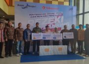 Bank Nagari Cabang Utama Padang dan Telkomsel Serahkan Hadiah Grandprize Rezeki SMS Banking