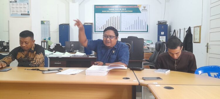 Ketua Pelaksana Warung Usman, Muhammad Defrisal didampingi seorang aktivis kota Bukittinggi, Bonar di Kantor Baznas Bukittinggi, Kamis (21/3/2024).