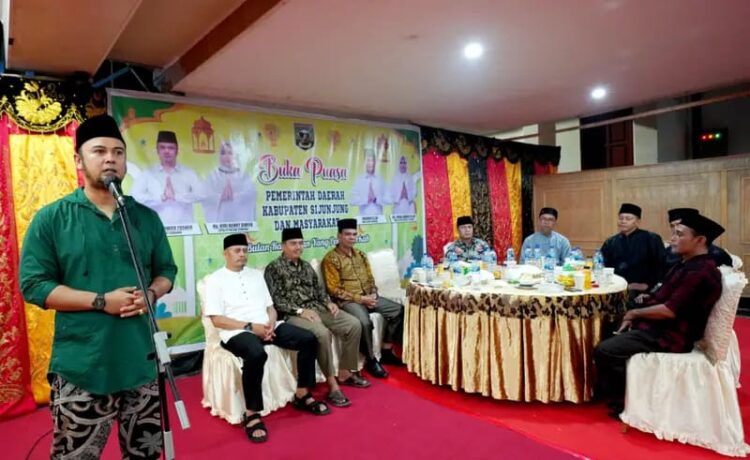Keterangan foto: Bupati Sijunjung Benny Dwifa Yuswir SSTP,M.SI saat memberikan sambutan dalam kegiatan acara berbuka bersama dengan Ninik mamak, pengurus KAN serta Bundo Kandung SE Kabupaten Sijunjung, Sabtu (23/4) di Rumah Dinas Bupati.
