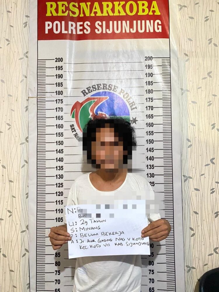 Pelaku dugaan penyalahgunaan Narkotika jenis sabu berinisial "RP" warga Jorong Aur Gading Nagari Limo Koto Kecamatan Koto VII saat diamankan Tim Satresnarkoba Polres Sijunjung.