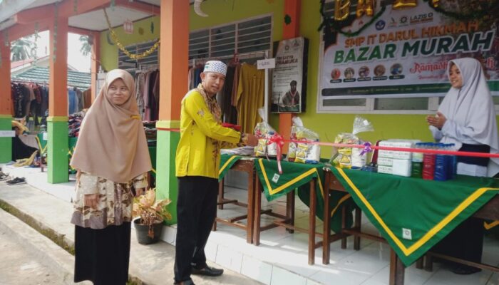 Belanja Sambil Beramal, SMP IT Darul Hikmah Pasbar Secara Resmi Buka Bazar Murah Ramadhan Selama 6 Hari