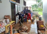 PMI dan Masyarakat Pessel Lakukan Aksi Bersih Sekolah dan Fasum Pascabanjir dan Longsor