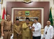 KPP Pratama I Padang Serahkan Bukti Pelaporan SPT Tahunan Bupati, Wakil Bupati, dan Sekda Padang Pariaman