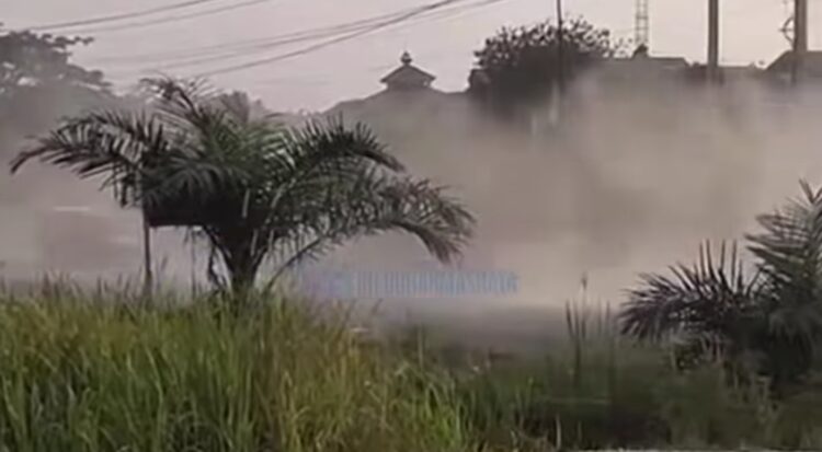 DHARMASRAYA, HARIANHALUAN.ID- Jalan Lintas Sumatera (Jalinsum) di Sungai Rumbai dalam masa peningkatan, abu berterbangan namun pihak Balai Pelaksana Jalan Nasional (BPJN) terus melakukan upaya penyiraman dan meminimalisir abu.