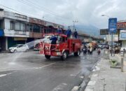Pasca Erupsi Marapi, Damkar Lakukan Pembersihan Jalan Protokol