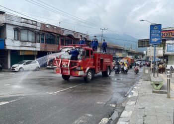 Pasca Erupsi Marapi, Damkar Lakukan Pembersihan Jalan Protokol