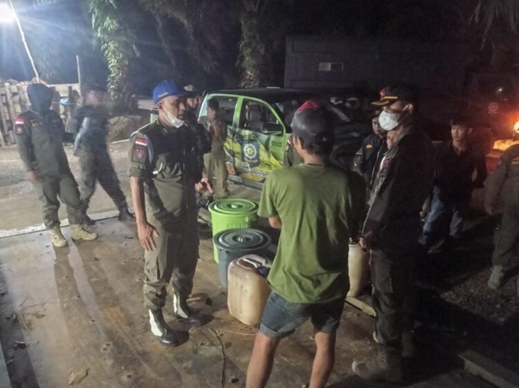 Satuan Polisi Pamong Praja Dharmasraya saat melakukan operasi Pekat. MARYADI