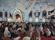 1.000 Peserta Bertahan Ikuti Tausiah dari Ustazah Oki Setiana Dewi yang Hadir via Zoom pada Kajian Ramadan ParagonCorp di Masjid Raya Sumbar