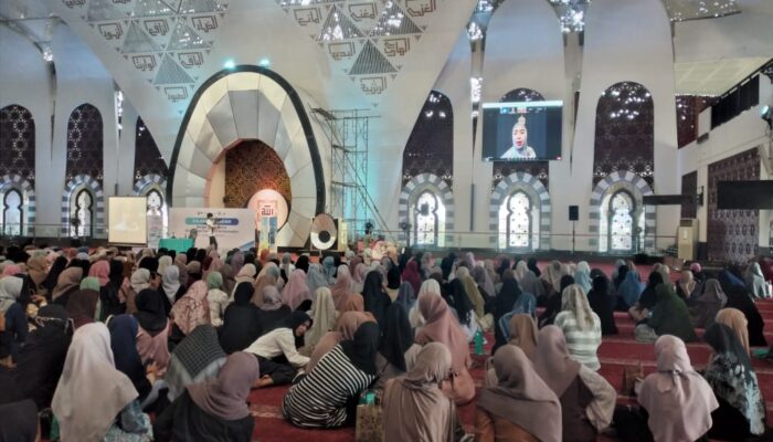 1.000 Peserta Bertahan Ikuti Tausiah dari Ustazah Oki Setiana Dewi yang Hadir via Zoom pada Kajian Ramadan ParagonCorp di Masjid Raya Sumbar