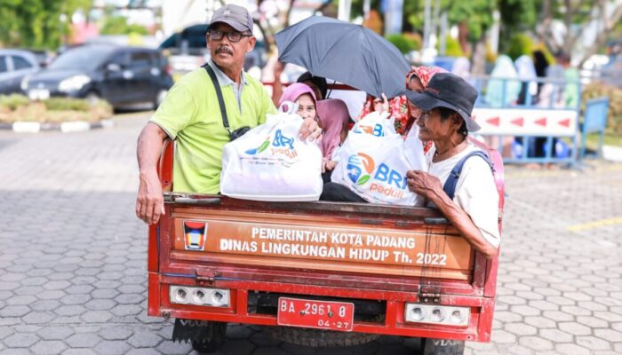 Ramadan, BRI RO Padang Bagikan 1.670 Paket Sembako untuk Masyarakat Sekitar